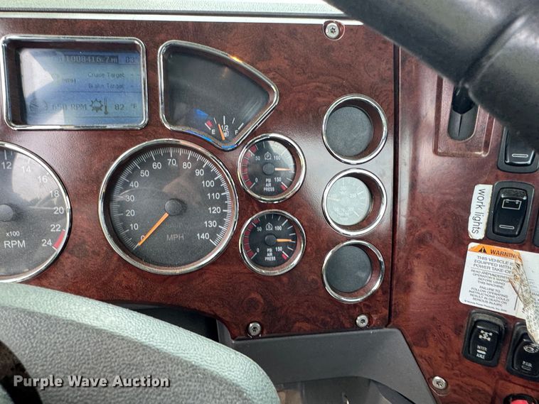 image for item DW1963 2017 Mack CXU613 semi truck