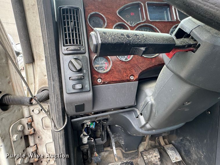 image for item DW1963 2017 Mack CXU613 semi truck