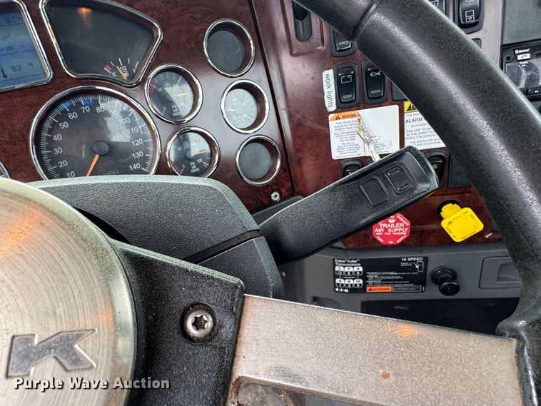 image for item DW1963 2017 Mack CXU613 semi truck