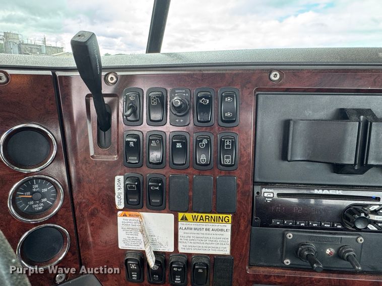 image for item DW1963 2017 Mack CXU613 semi truck