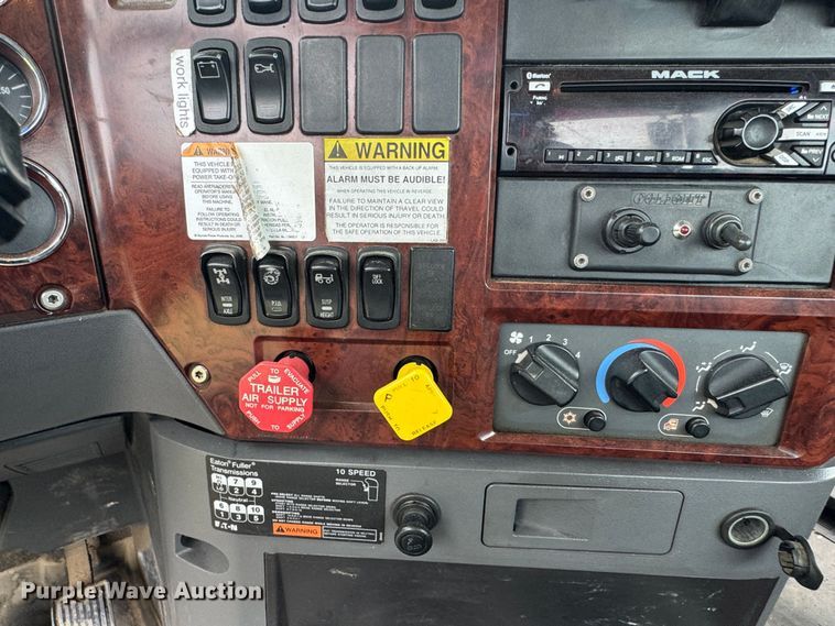 image for item DW1963 2017 Mack CXU613 semi truck