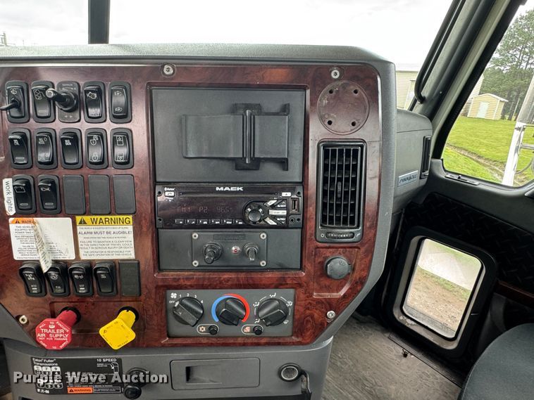 image for item DW1963 2017 Mack CXU613 semi truck