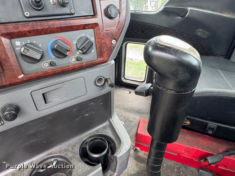 image for item DW1963 2017 Mack CXU613 semi truck