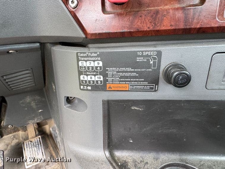 image for item DW1963 2017 Mack CXU613 semi truck