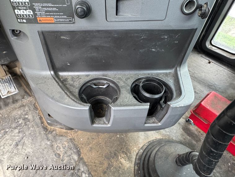 image for item DW1963 2017 Mack CXU613 semi truck