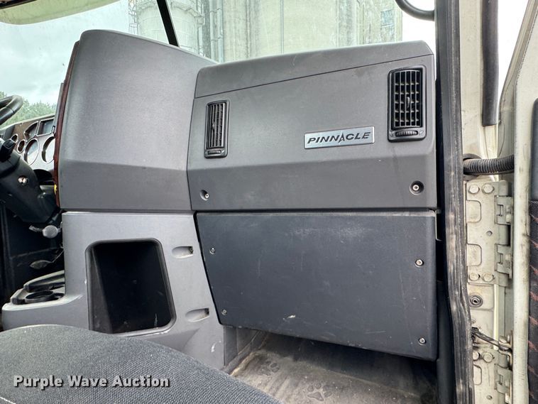 image for item DW1963 2017 Mack CXU613 semi truck