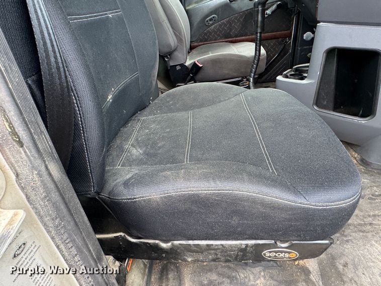 image for item DW1963 2017 Mack CXU613 semi truck