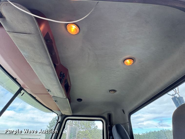 image for item DW1963 2017 Mack CXU613 semi truck