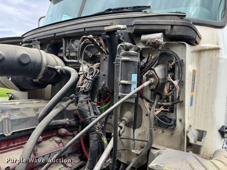 image for item DW1963 2017 Mack CXU613 semi truck