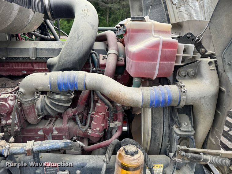 image for item DW1963 2017 Mack CXU613 semi truck