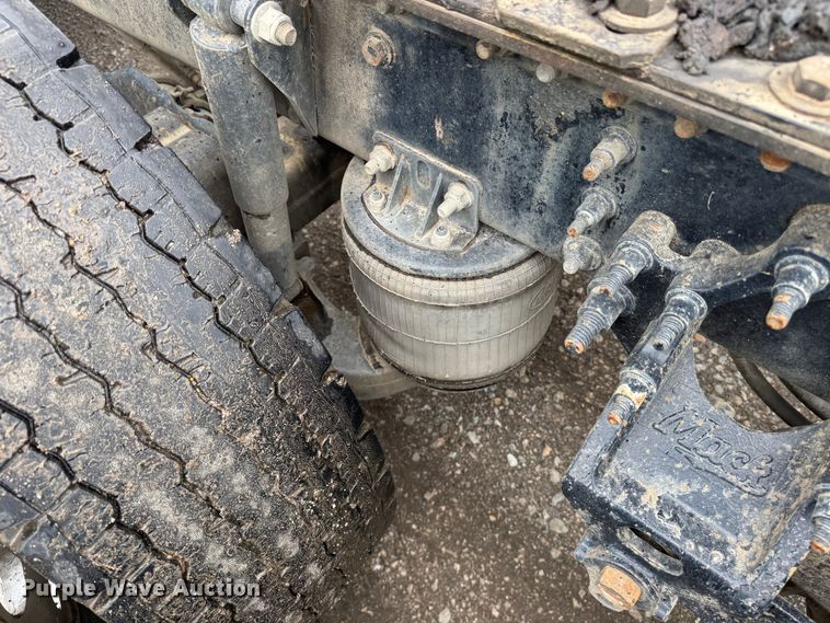 image for item DW1963 2017 Mack CXU613 semi truck