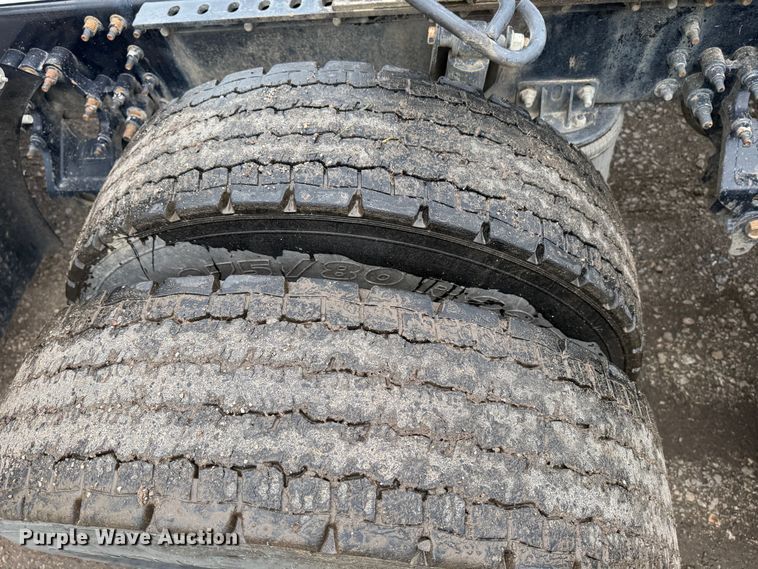 image for item DW1963 2017 Mack CXU613 semi truck