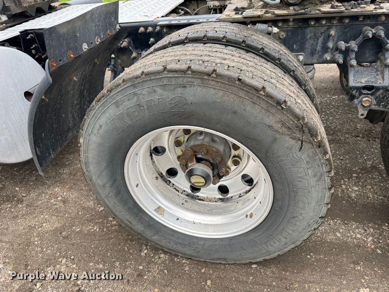 image for item DW1963 2017 Mack CXU613 semi truck