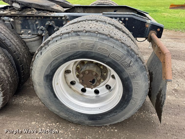 image for item DW1963 2017 Mack CXU613 semi truck