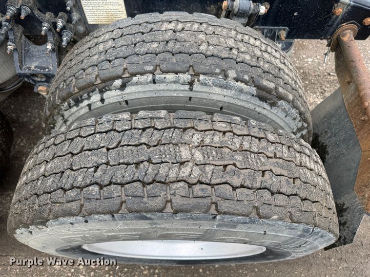 image for item DW1963 2017 Mack CXU613 semi truck