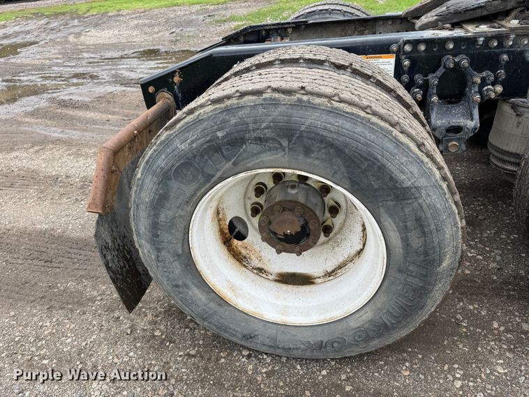 image for item DW1963 2017 Mack CXU613 semi truck