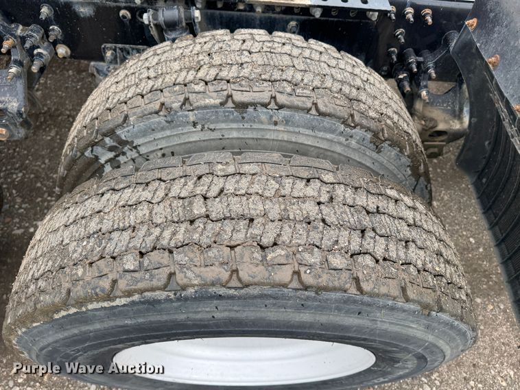 image for item DW1963 2017 Mack CXU613 semi truck