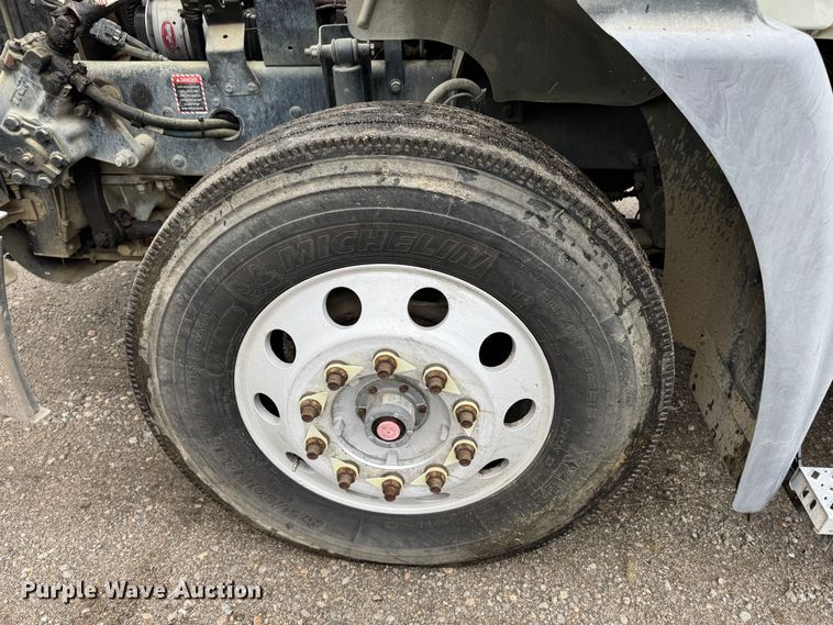 image for item DW1963 2017 Mack CXU613 semi truck