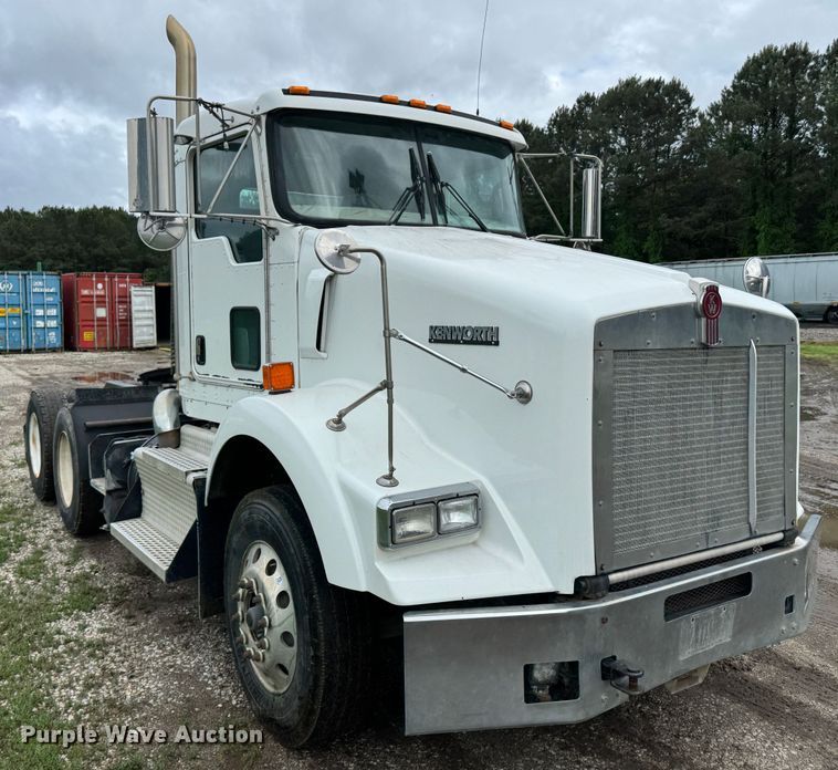 image for item DW1964 2013 Kenworth T800 semi truck