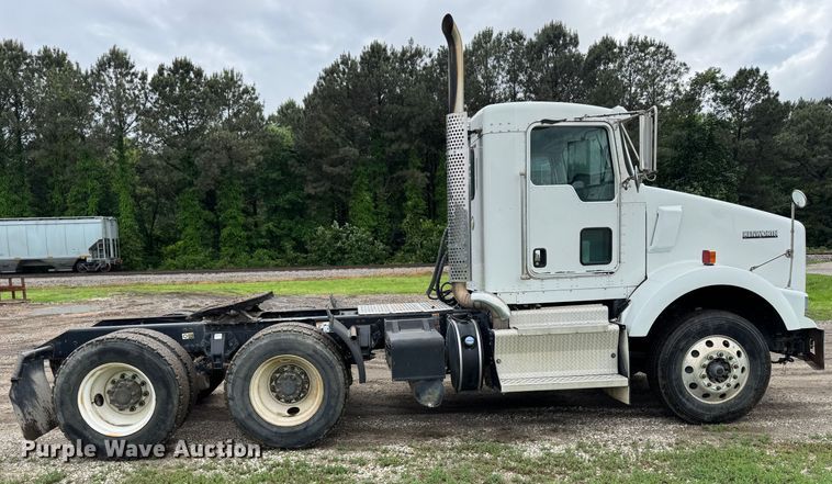 image for item DW1964 2013 Kenworth T800 semi truck