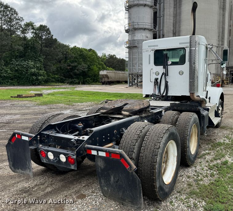 image for item DW1964 2013 Kenworth T800 semi truck