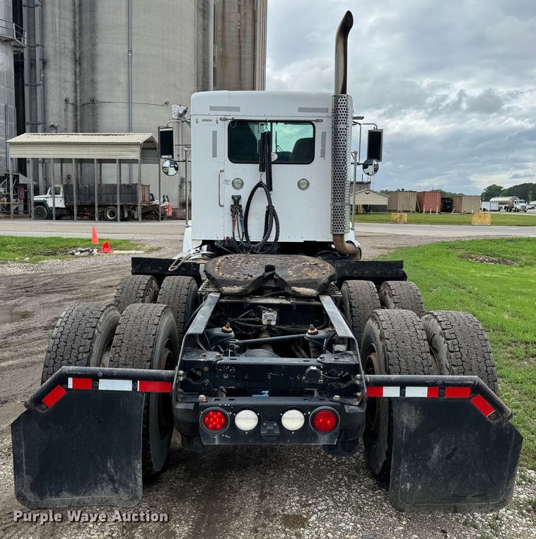 image for item DW1964 2013 Kenworth T800 semi truck