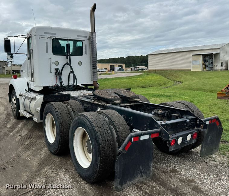 image for item DW1964 2013 Kenworth T800 semi truck