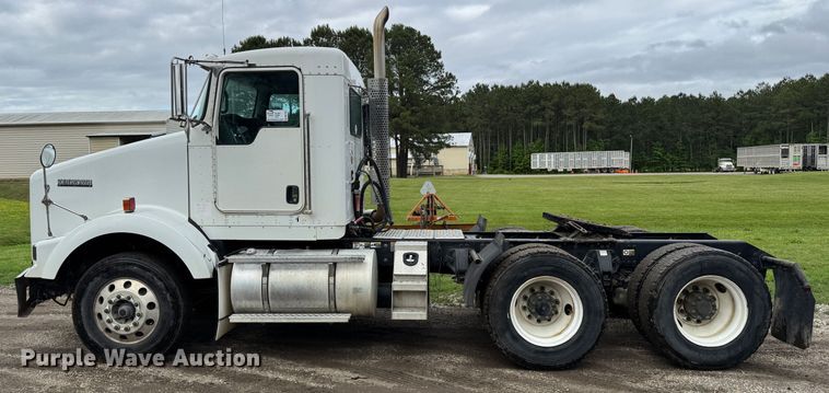 image for item DW1964 2013 Kenworth T800 semi truck