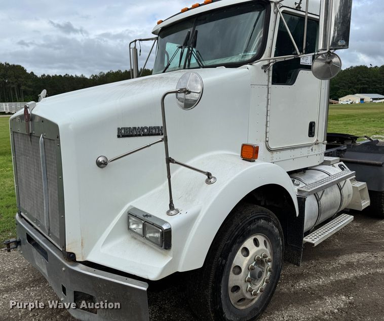 image for item DW1964 2013 Kenworth T800 semi truck
