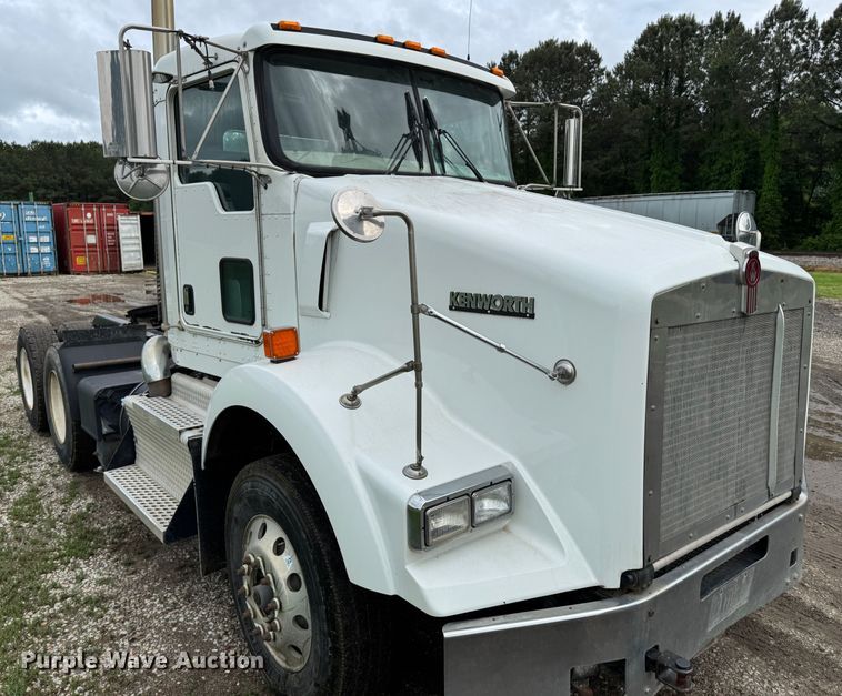 image for item DW1964 2013 Kenworth T800 semi truck