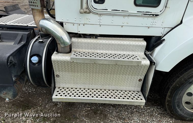 image for item DW1964 2013 Kenworth T800 semi truck