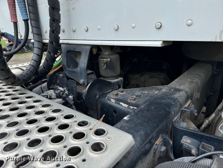 image for item DW1964 2013 Kenworth T800 semi truck