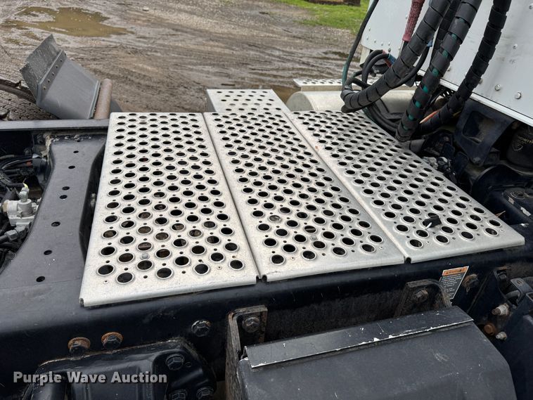 image for item DW1964 2013 Kenworth T800 semi truck