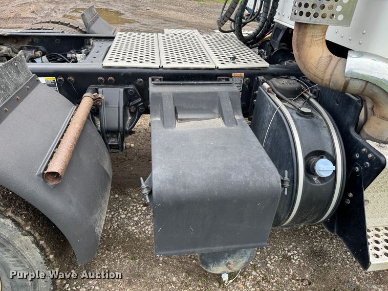 image for item DW1964 2013 Kenworth T800 semi truck