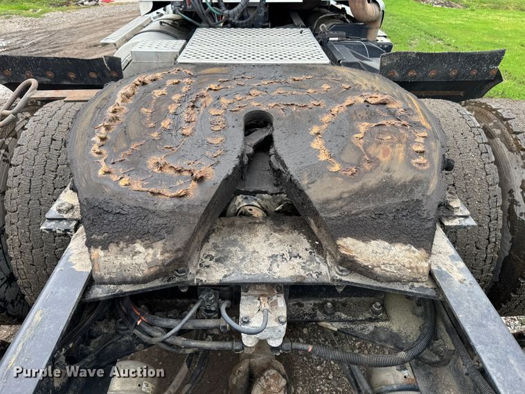 image for item DW1964 2013 Kenworth T800 semi truck