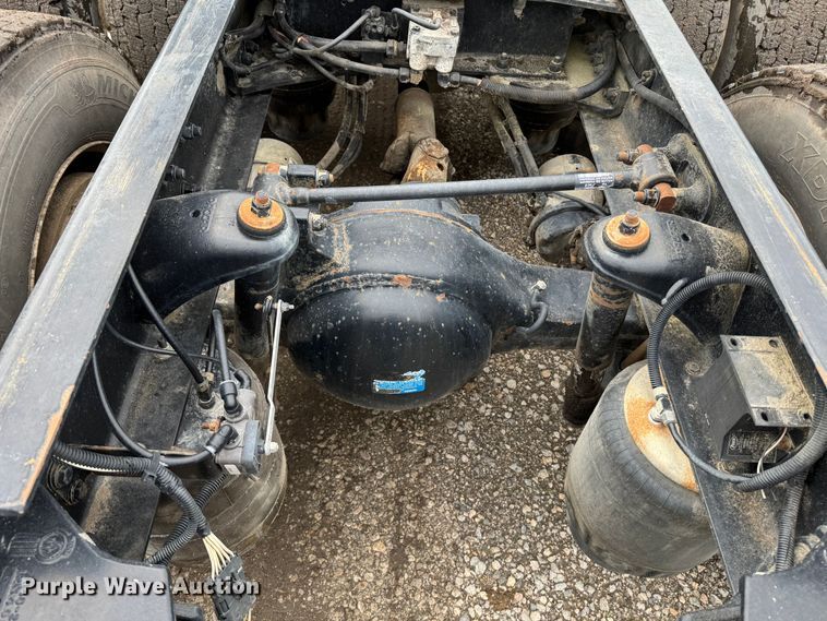 image for item DW1964 2013 Kenworth T800 semi truck