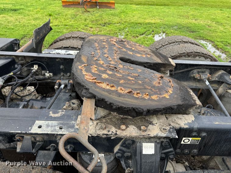 image for item DW1964 2013 Kenworth T800 semi truck