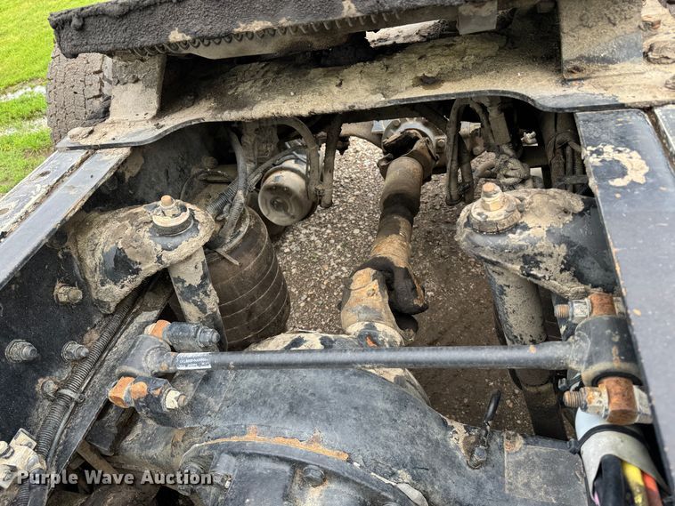 image for item DW1964 2013 Kenworth T800 semi truck