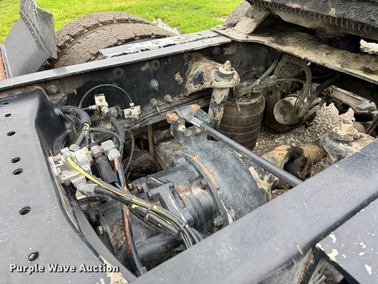 image for item DW1964 2013 Kenworth T800 semi truck