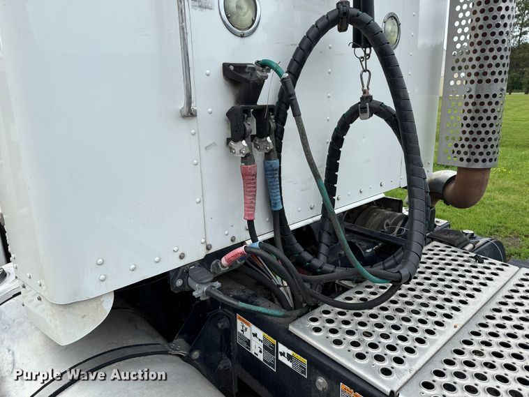 image for item DW1964 2013 Kenworth T800 semi truck