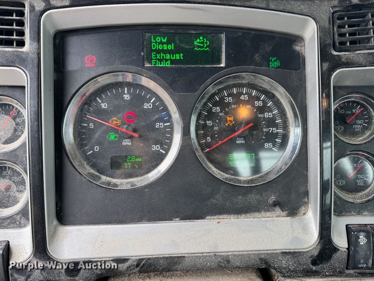 image for item DW1964 2013 Kenworth T800 semi truck