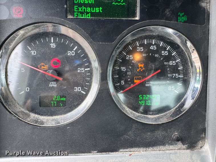 image for item DW1964 2013 Kenworth T800 semi truck