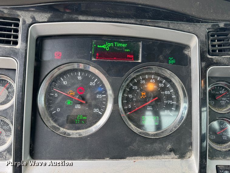 image for item DW1964 2013 Kenworth T800 semi truck