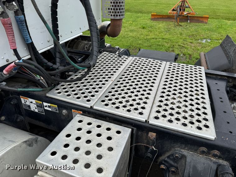 image for item DW1964 2013 Kenworth T800 semi truck