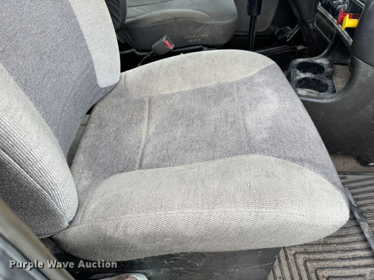 image for item DW1964 2013 Kenworth T800 semi truck