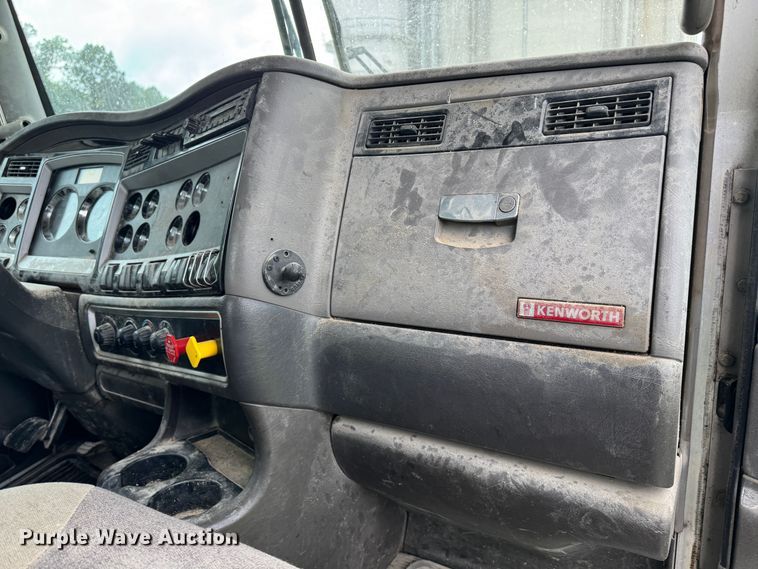 image for item DW1964 2013 Kenworth T800 semi truck