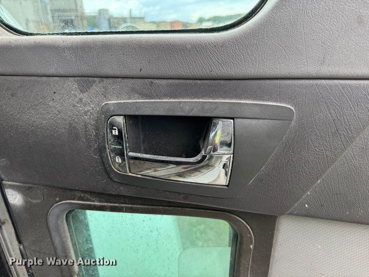 image for item DW1964 2013 Kenworth T800 semi truck