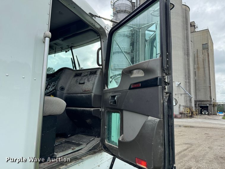 image for item DW1964 2013 Kenworth T800 semi truck