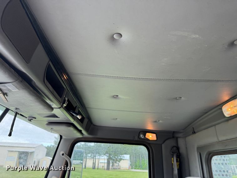 image for item DW1964 2013 Kenworth T800 semi truck