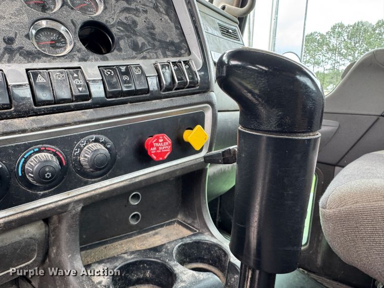 image for item DW1964 2013 Kenworth T800 semi truck